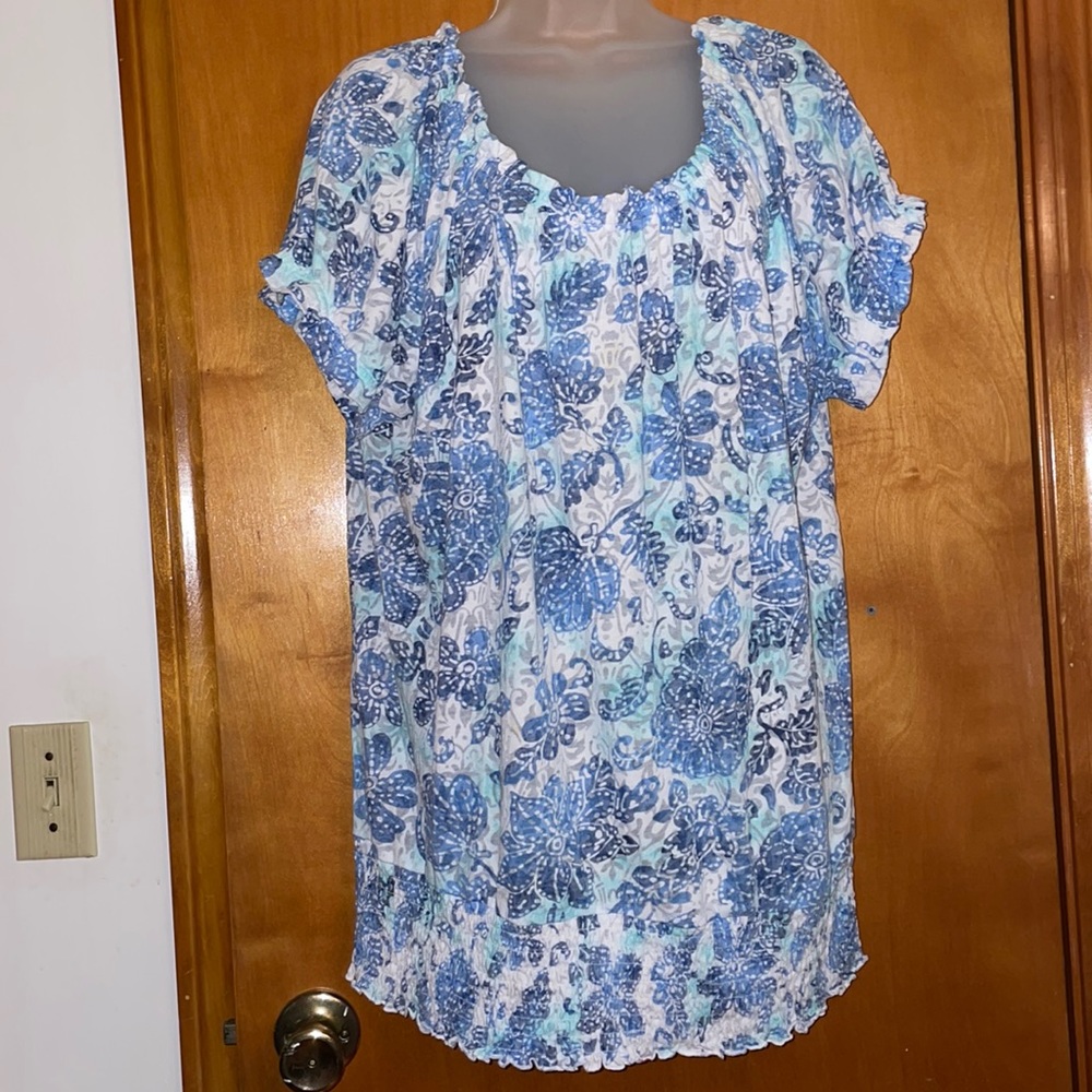 Blue and white printed short sleeve top